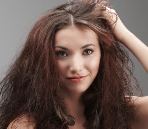 3 حلول طبيعية لتنعيم الشعر الخشن