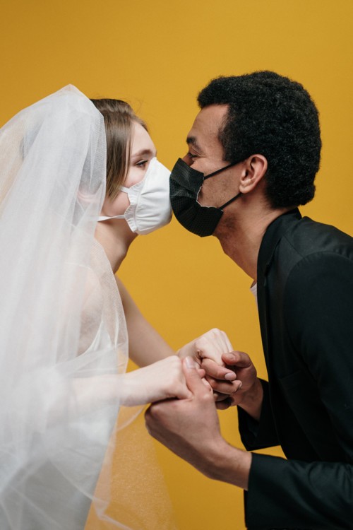 كيف أثّر وباء كورونا على الزواج؟