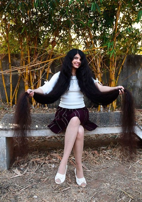 بالفيديو:صاحبة أطول شعر بالعالم تقصه وتتبرع به