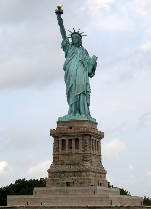 فرنسا تهدي أمريكا نسخة ثانية عن تمثال الحرية