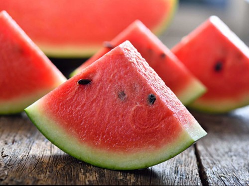 فاكهة الصيف: 5 فوائد صحية لا تعرفينها عن البطيخ