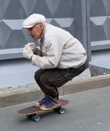 بالفيديو:مُسن يصبح بطل بعد نشر فيديو له وهو يتزلج