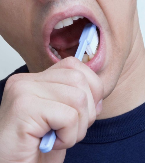 رجل يبتلع فرشاة أسنان!