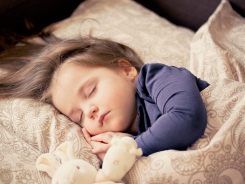 كيف يمكنك معالجة مشاكل نوم الطفل؟