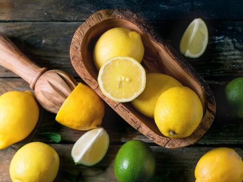 ماذا يحدث عند فرك الليمون تحت الإبطين؟