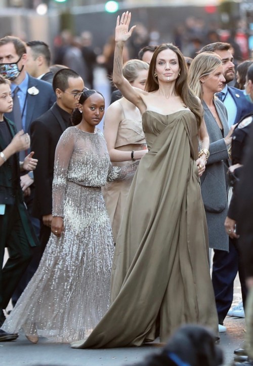 بعد 7 سنوات، إبنة أنجلينا جولي ترتدي نفس فستان والدتها