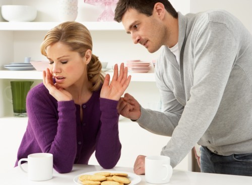 4 حلول للتعامل مع غيرة الزوج الزائدة