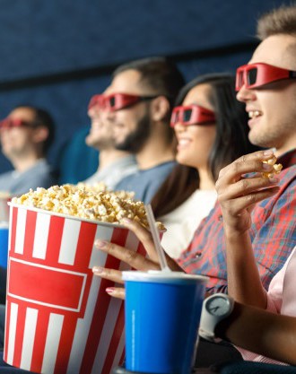 دراسة: لا تأكلوا الفشار في السينما!