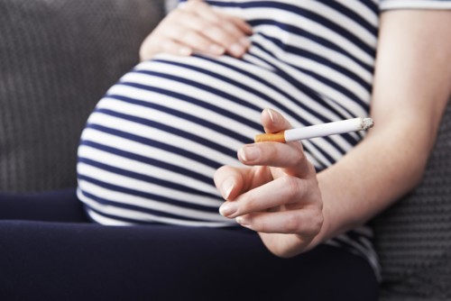 هل يؤثّر  التدخين على الإنجاب؟