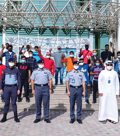 شرطة أبوظبي تنشر الفرح لدى 50 عاملاً