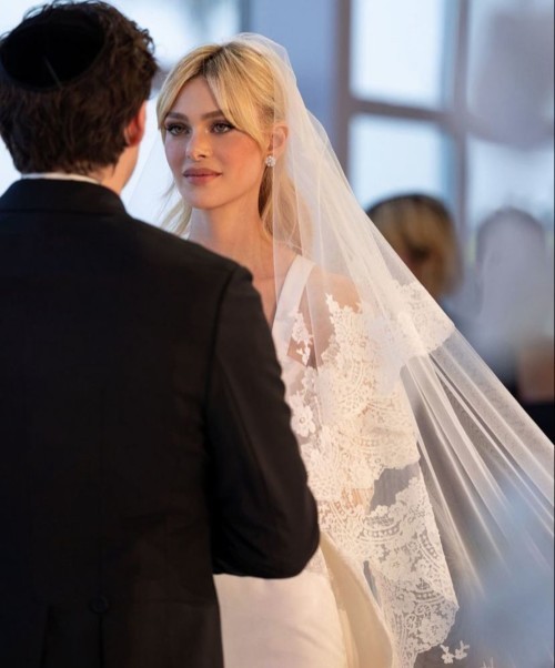 تفاصيل فستان زفاف زوجة بروكلين بيكهام