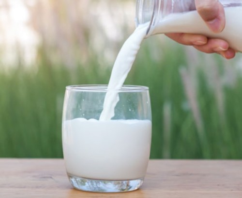 هل يفقد الحليب الخالي من الدسم محتواه من الفيتامين A؟