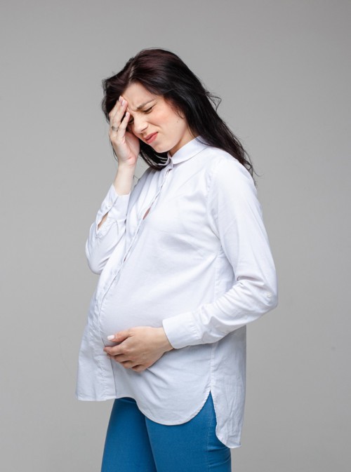 أهم 8 علاجات منزلية للأقدام المتورّمة أثناء الحمل