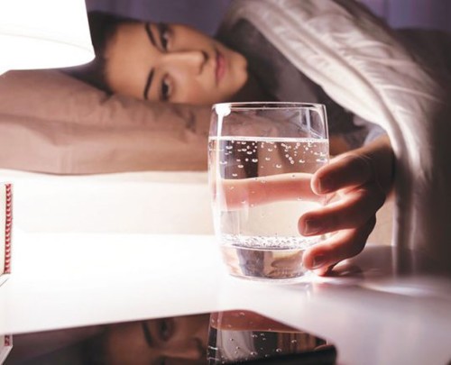 هل يجب أن تشربي الماء قبل النوم؟