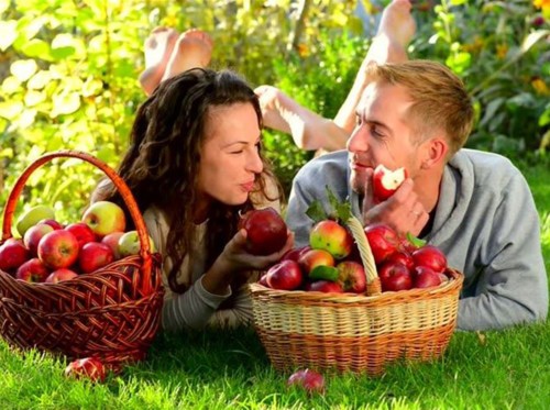 بين التفاح والرومانسية قصة طويلة!