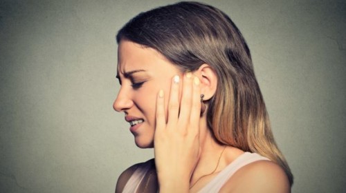 5 علاجات منزلية للتخفيف من ألم الأذن