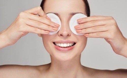 5 حيل فعالة لإزالة مكياج العينين