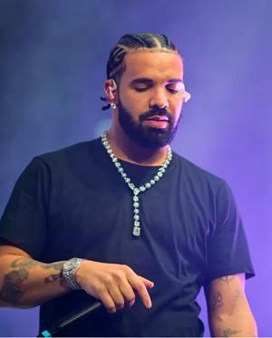 ما قصة عقد Drake المؤلف من خواتم خطوبة؟