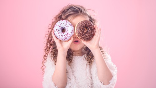 7 طرق سهلة للحد من السكر في نظام طفلك الغذائي