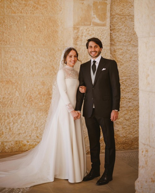 الأميرة إيمان بنت عبد الله تتألّق في حفلة زفافها