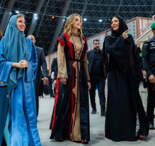 الملكة رانيا تزور المملكة العربية السعودية وتؤدي مناسك العمرة