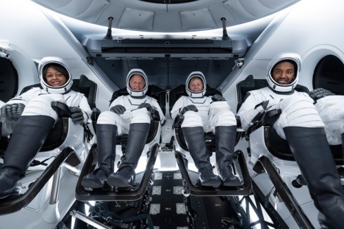 لحظات تاريخية: انطلاق أول رائدين سعوديين بينهما امراة الى الفضاء