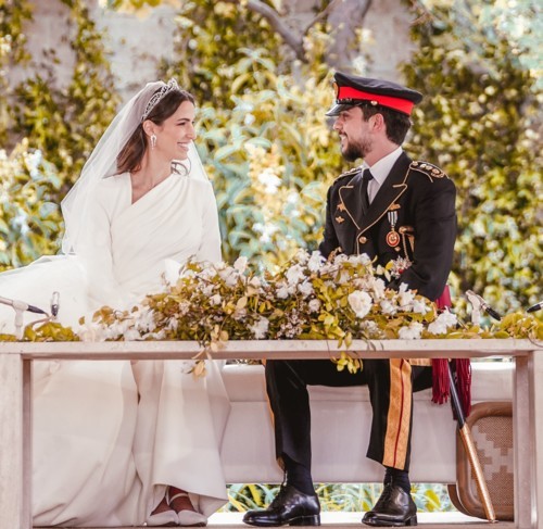 الأميرة رجوة آل سيف تتألق في زفافها بفستان من إيلي صعب