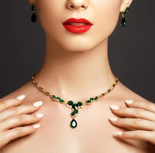 أجمل مجوهرات باللون الأخضر هديّتك في يوم المرأة الإماراتية