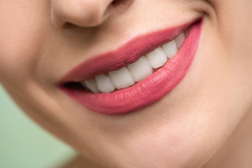 تبييض الأسنان بطرق طبيعية لإبتسامة ناصعة البياض