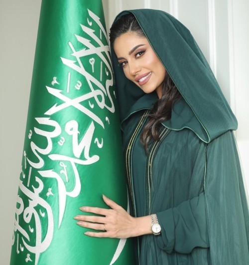 بمناسبة اليوم الوطني السعودي أزياء باللون الأخضر من وحي النجمات
