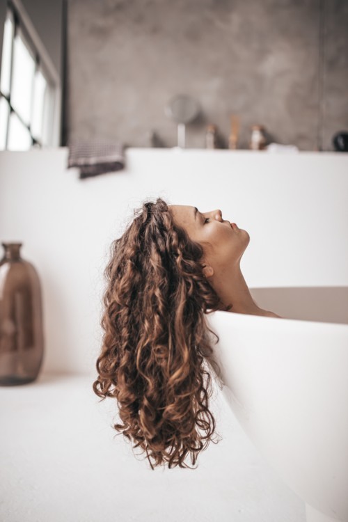 شعرك مجعّد؟ 3 حيل لتصفيفه بأسلوب مميّز