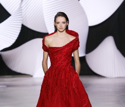 أفكار لمكياج يناسب فستان احمر من أجدد عروض الأزياء