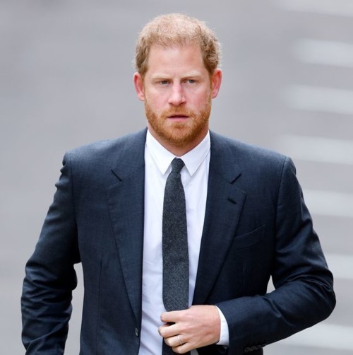 الأمير هاري يزور والده ويغادر لندن دون لقاء أخيه