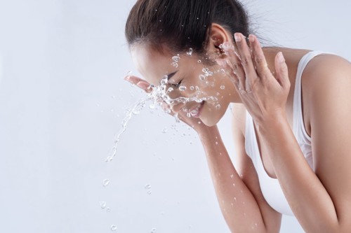 6 خطوات أساسية لغسل وجهك