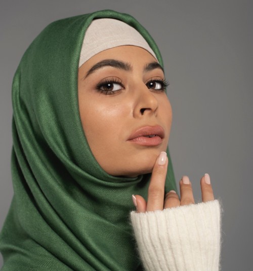 كيفية الحفاظ على نظافة الحجاب عند تطبيق المكياج