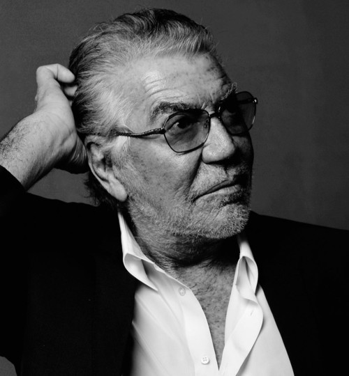 وفاة المصمّم الإيطالي روبرتو كافالي عن عمر 83 عاماً