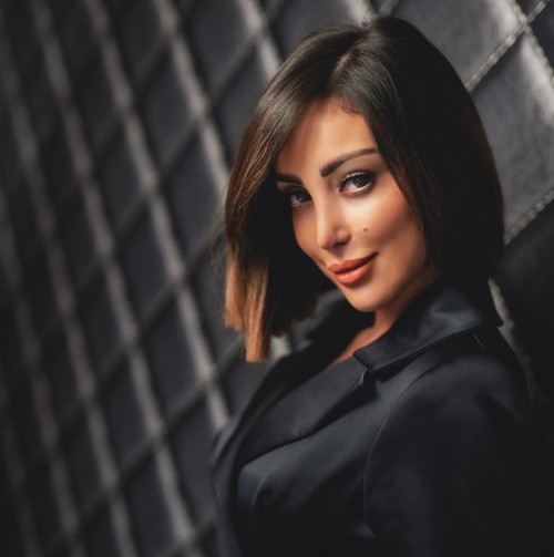 تامر حسني أوّل المهنّئين لبسمة بوسيل على أغنيتها الجديدة