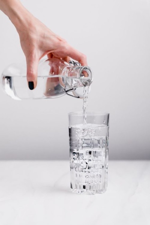 هل تعلمين أن شرب الماء المفرط يشكل خطراً على حياتك؟