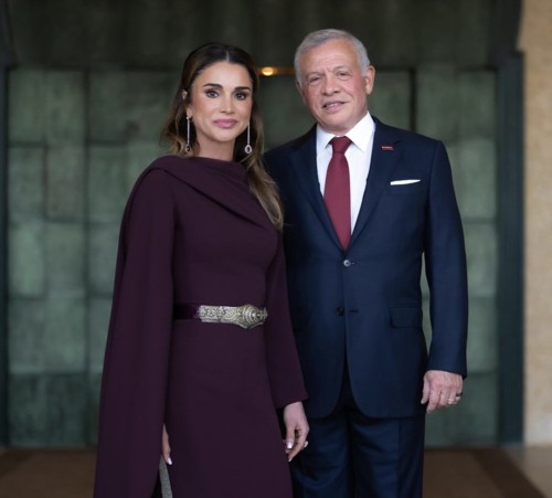 مميزات إطلالة الملكة رانيا في يوم استقلال الأردن الـ 78
