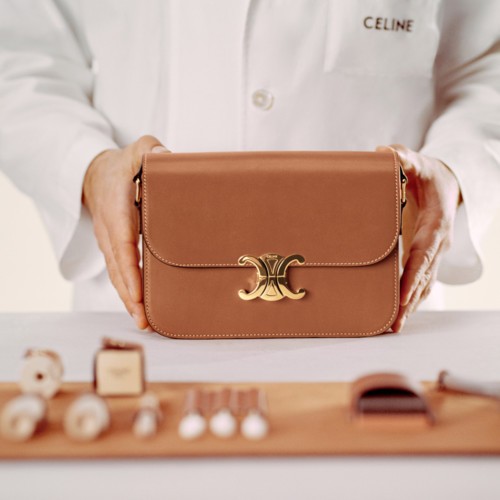 Celine تعكس الأسلوب الباريسي الشهير والحرفية الاستثنائية