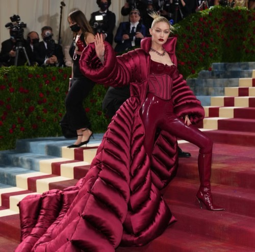 10 إطلالات أيقونية من حفلات Met Gala في السنوات الأخيرة