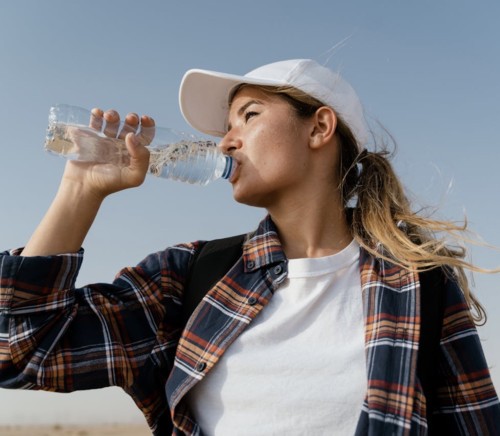 أهمية شرب الماء في الصيف أكبر ممّا تعرفينه