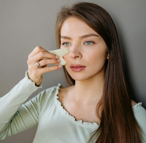 قبل استخدام الـ Gua Sha عليكِ معرفة هذه الأمور