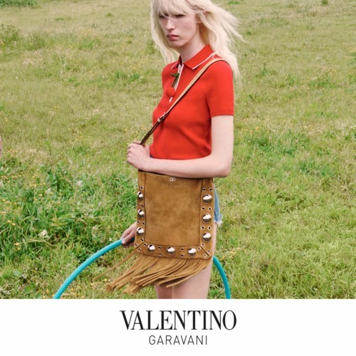 Valentino تطلق حملتها الإعلانية الخاصة بحقيبة Nellcôte