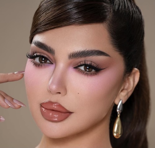 أفضل طريقة لتثبيت المكياج في الحر