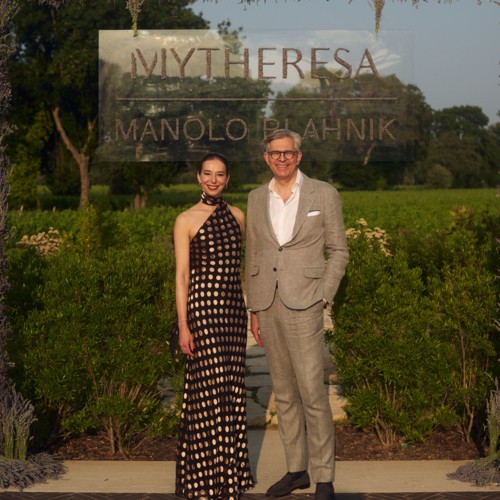 سحر سان تروبيه يتجلّى في أجدد مجموعات Manolo Blahnik x Mytheresa