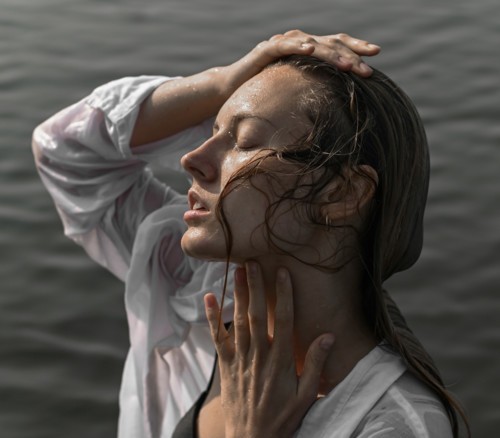 رذاذ الوجه أساسيّ في حقيبتك لهذه الأسباب