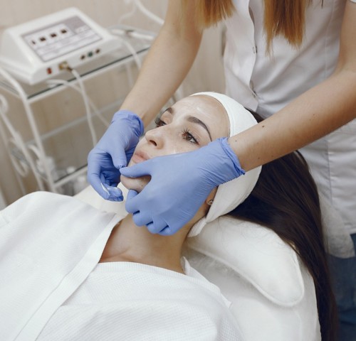 أكثر علاجات التجميل بحثًا على غوغل في عام 2025