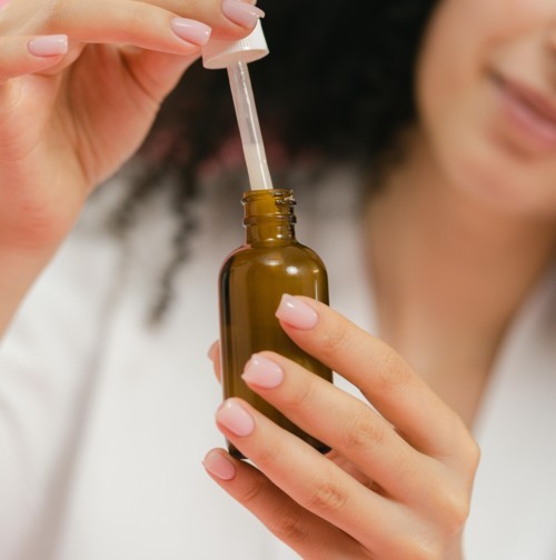 خلطات طبيعية لترطيب الأظافر وتطويلها