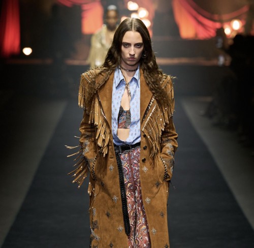 Etro تبرز الأناقة والبهجة في مجموعتها لصيف 2026